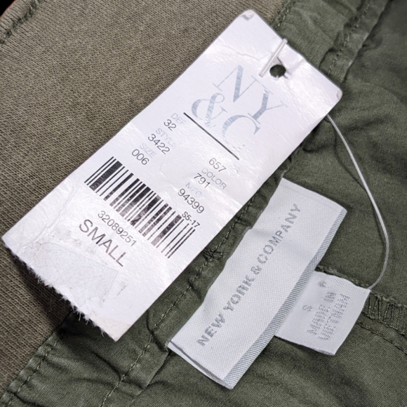 New York & Company Sage Green Lightweight Capri Pants Shorts Size Small NWT - Picture 7 of 10